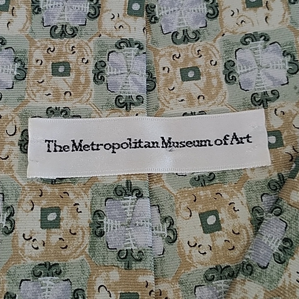 The Metropolitan Museum of Art 100% Imported Silk Tie Green/Tan Shades of Color - Picture 6 of 7